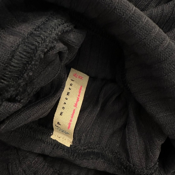 Free People movement Can’t handle this long sleeve crop - Picture 8 of 13